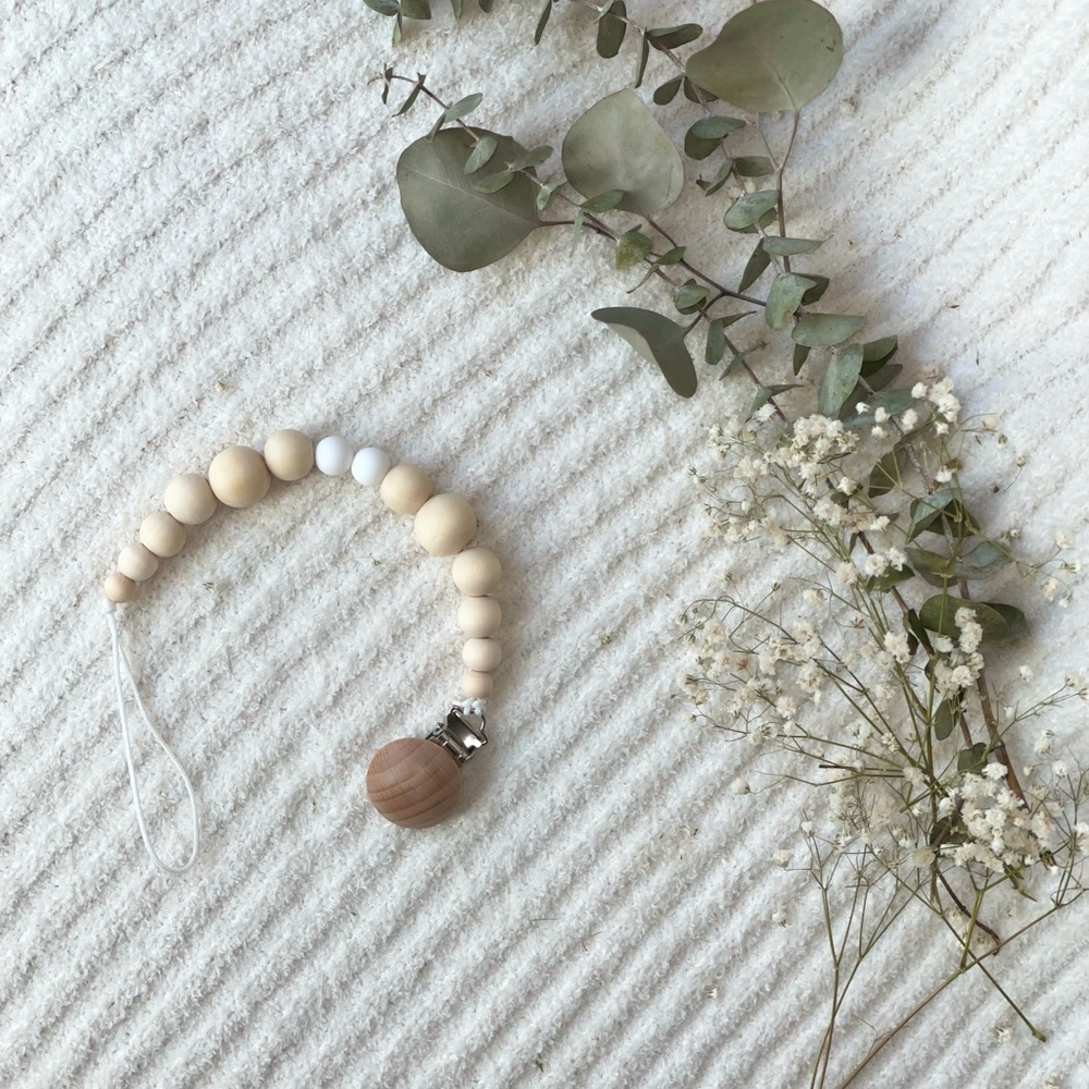 ✨HP✨Neutral Silicone and Wood Bead Pacifier/Teether Clip